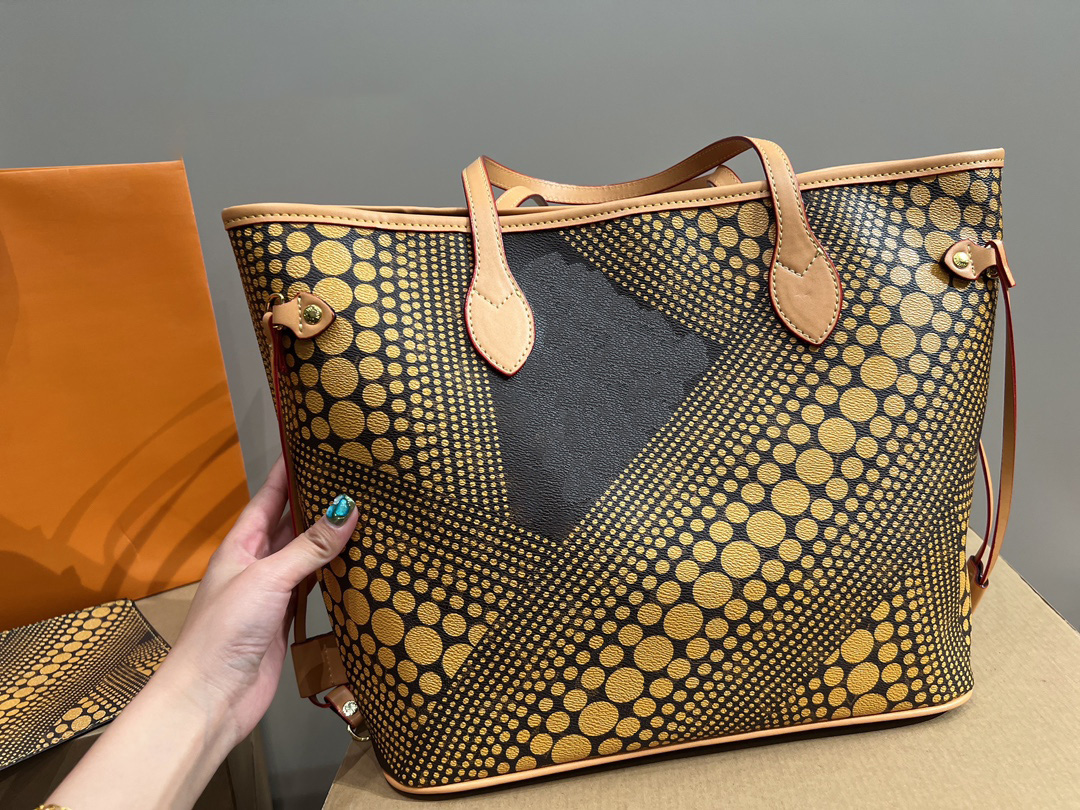 Luxury Designer Travel Shoulder Bag L Shopping Bag Beach Bag Deauville Leather Women's Kusama Yayoi Tote Crossbody Bag Fashion Pocket Card Tote32cm
Luxury Designer Travel Shoulder Bag L Shopping Bag Beach Bag Deauville Leather Women's Kusama Yayoi Tote Crossbody Bag Fashion Pocket Card Tote32cm