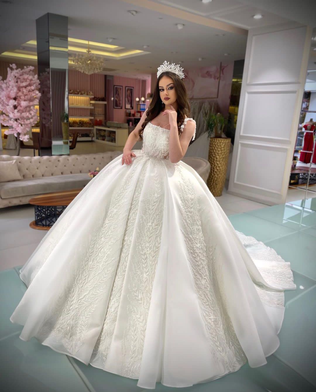 Luxury Ball Gown Wedding Dresses Sleeveless Bateau Straps Sequins Appliques Ruffles 3D Lace Bridal Gowns Lace-up Formal Dress Plus Size Custom Made Vestido de novia, Champagne
Luxury Ball Gown Wedding Dresses Sleeveless Bateau Straps Sequins Appliques Ruffles 3D Lace Bridal Gowns Lace-up Formal Dress Plus Size Custom Made Vestido de novia, Champagne