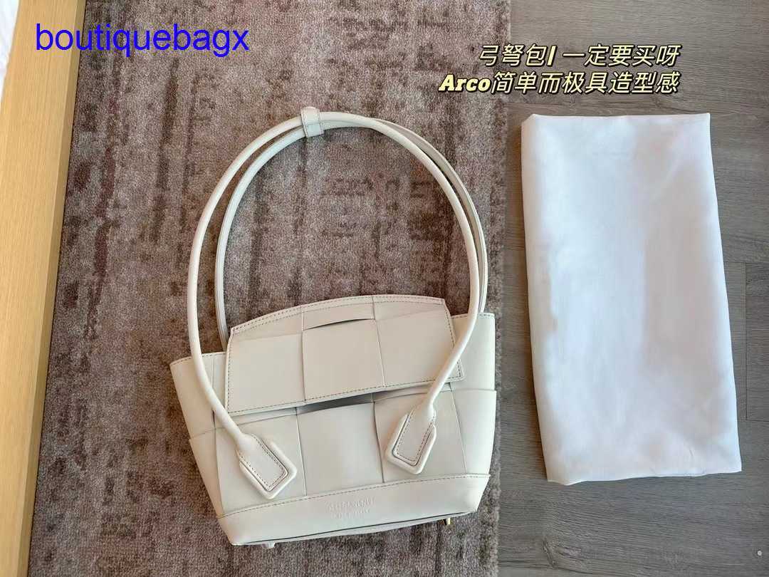 Luxury Bottegss Venetss Arco Evening Bags online store Early Spring New Ar * o Handheld 23 Dumpling Single-shoulder Woven Fashion With logo P5RS, White6 
Luxury Bottegss Venetss Arco Evening Bags online store Early Spring New Ar * o Handheld 23 Dumpling Single-shoulder Woven Fashion With logo P5RS, White6