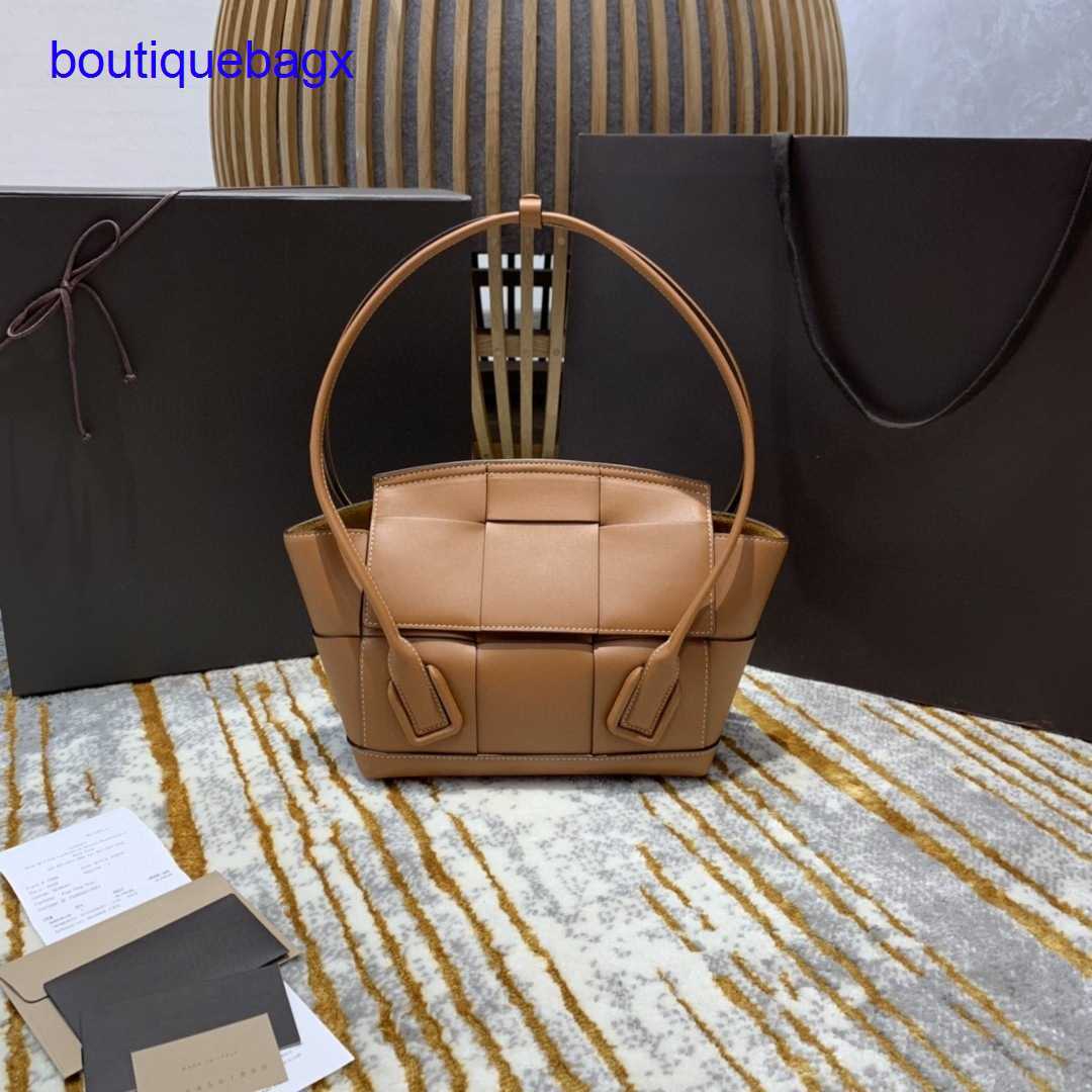 Original edition Luxury Bottegss Venetss Arco Evening Bags online store leather 2023 new woven bag single shoulder hand B women's With logo 3EVI, Sky blue
Original edition Luxury Bottegss Venetss Arco Evening Bags online store leather 2023 new woven bag single shoulder hand B women's With logo 3EVI, Sky blue