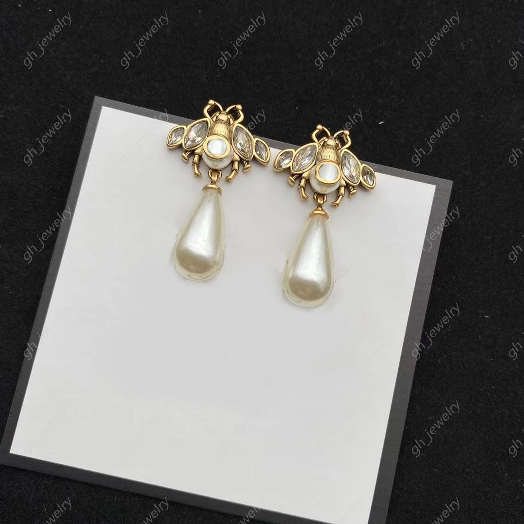 Have stamps Fashion little Bee Charm Earrings aretes Luxury designer crystal white resin Pendant Earring women party birthday gift jewelry
Have stamps Fashion little Bee Charm Earrings aretes Luxury designer crystal white resin Pendant Earring women party birthday gift jewelry