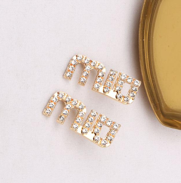 Fashion Pearl Stud Earrings Brand Designer Letter Earring Lady Women Party Wedding Lovers Gift Engagement Jewelry for Bride
Fashion Pearl Stud Earrings Brand Designer Letter Earring Lady Women Party Wedding Lovers Gift Engagement Jewelry for Bride