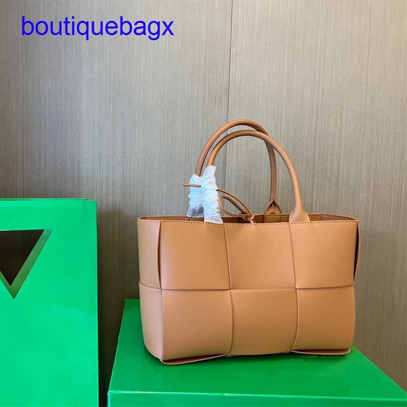 Original edition Luxury Bottegss Venetss Arco Evening Bags online store DIVANI Woven Tote Bag Single-shoulder Women's handbag Larg With logo ODXY, Black and white edge
Original edition Luxury Bottegss Venetss Arco Evening Bags online store DIVANI Woven Tote Bag Single-shoulder Women's handbag Larg With logo ODXY, Black and white edge