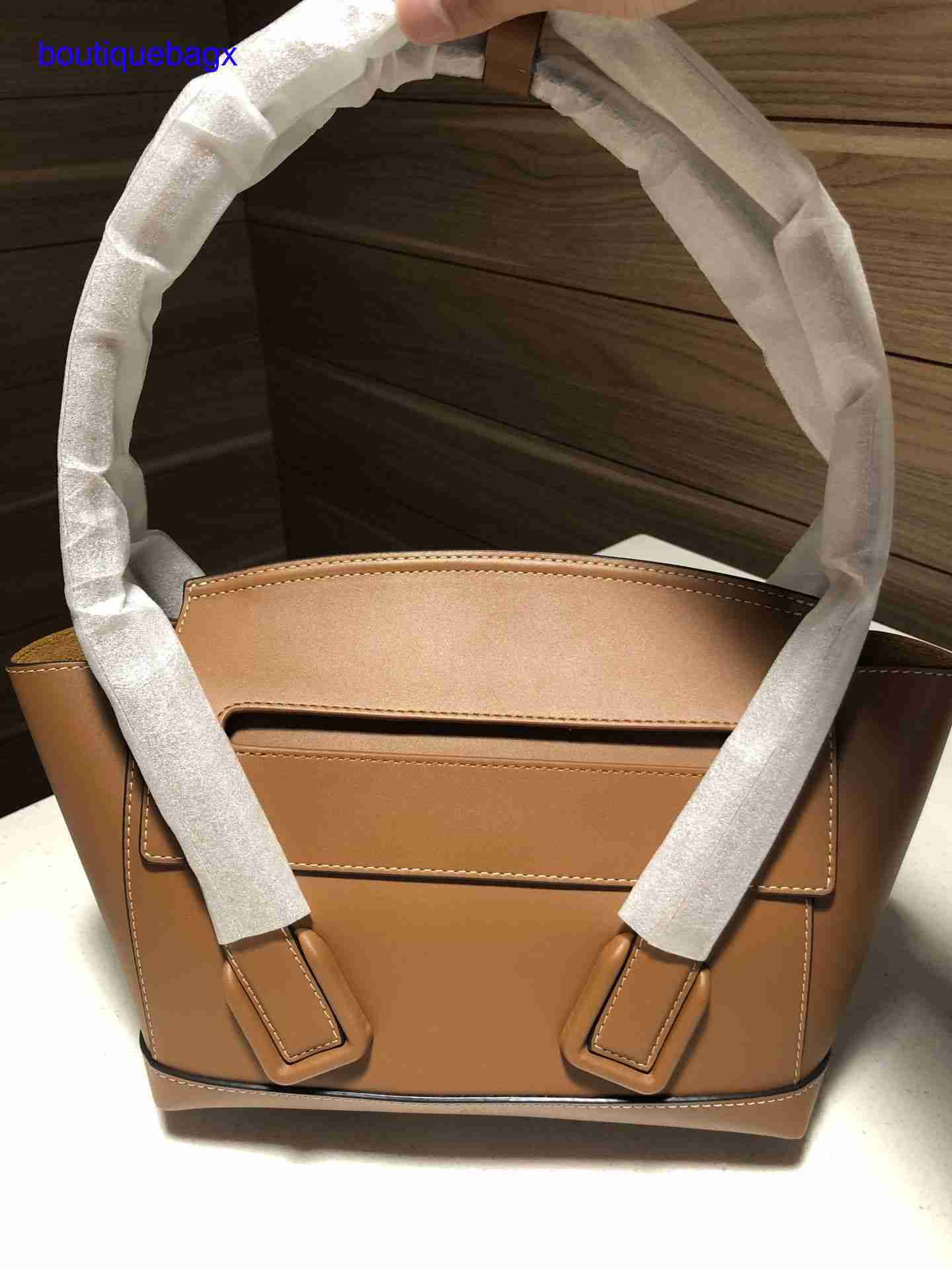 Original edition Luxury Bottegss Venetss Arco Evening Bags online store Arco33 Mini fetal calf leather woven bag crossbow large ca With logo ZH6A, 13533297547
Original edition Luxury Bottegss Venetss Arco Evening Bags online store Arco33 Mini fetal calf leather woven bag crossbow large ca With logo ZH6A, 13533297547