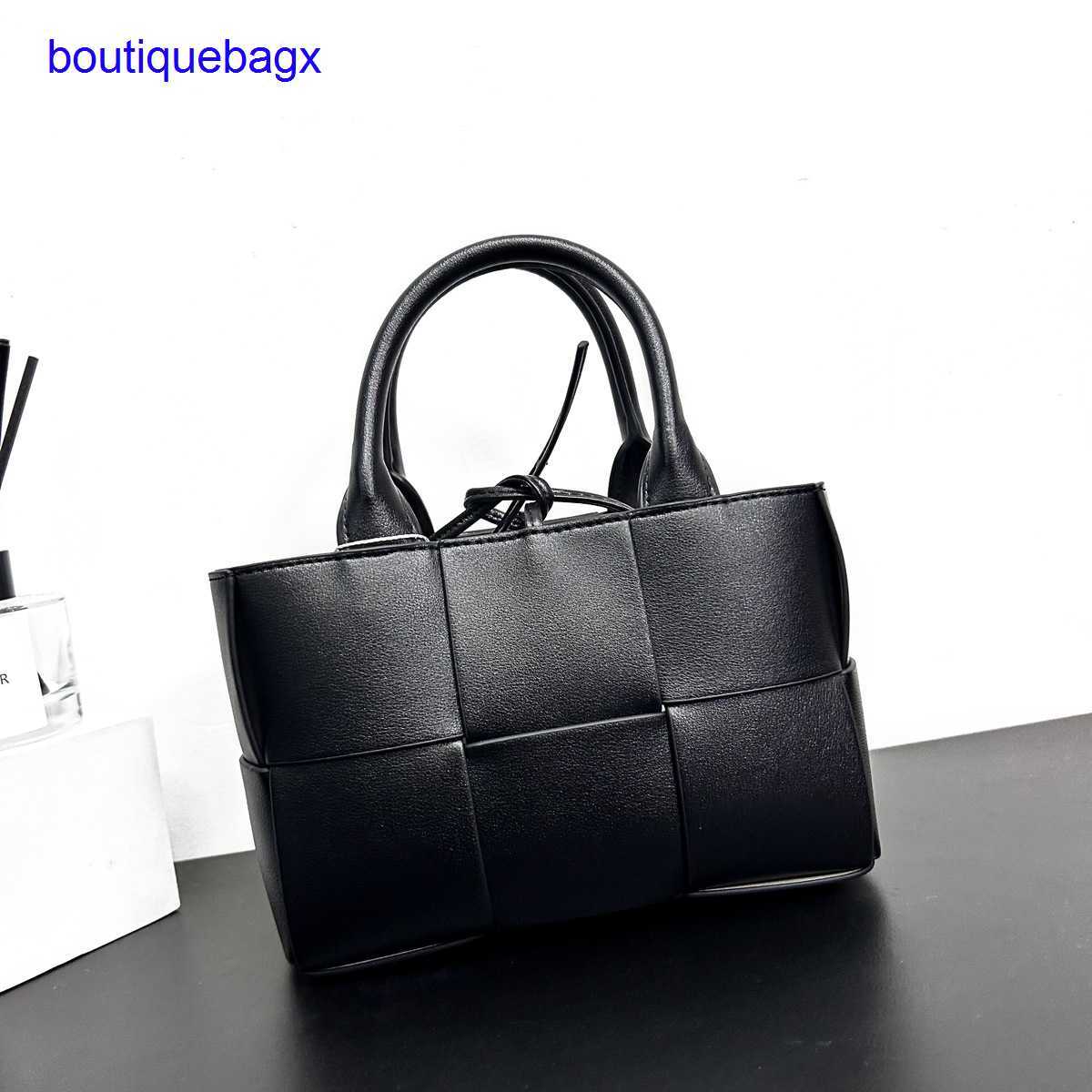 Luxury Bottegss Venetss Arco Evening Bags online store large 2023 new bag autumn and winter texture woven tote women's leather cap With logo P6JD, Light brown cowhide-
Luxury Bottegss Venetss Arco Evening Bags online store large 2023 new bag autumn and winter texture woven tote women's leather cap With logo P6JD, Light brown cowhide-
