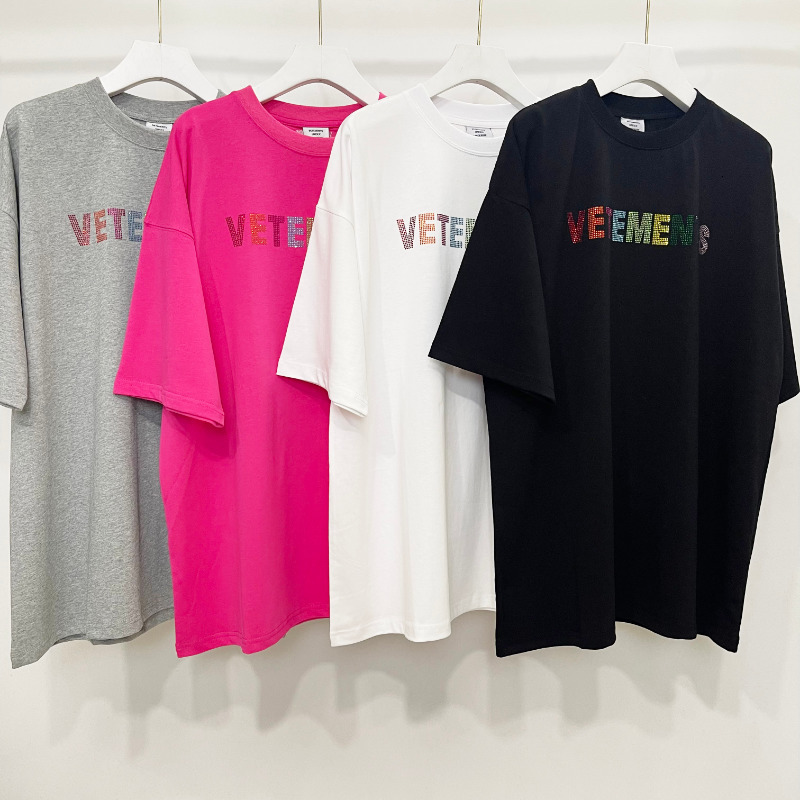 Men's T-Shirts High Quality Multicolor Diamond Vetements Fashion T-shirt Men 1 1 Tee Back Collar Text Embroidered Women Shirts VTM 230313
Men's T-Shirts High Quality Multicolor Diamond Vetements Fashion T-shirt Men 1 1 Tee Back Collar Text Embroidered Women Shirts VTM 230313