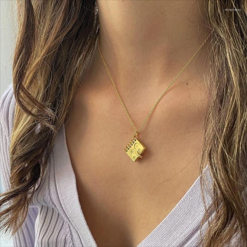 Pendant Necklaces Po Necklace Openable Encarved Star Moon Pattern Love-Vow Clavicle Chain Party Jewelry
Pendant Necklaces Po Necklace Openable Encarved Star Moon Pattern Love-Vow Clavicle Chain Party Jewelry