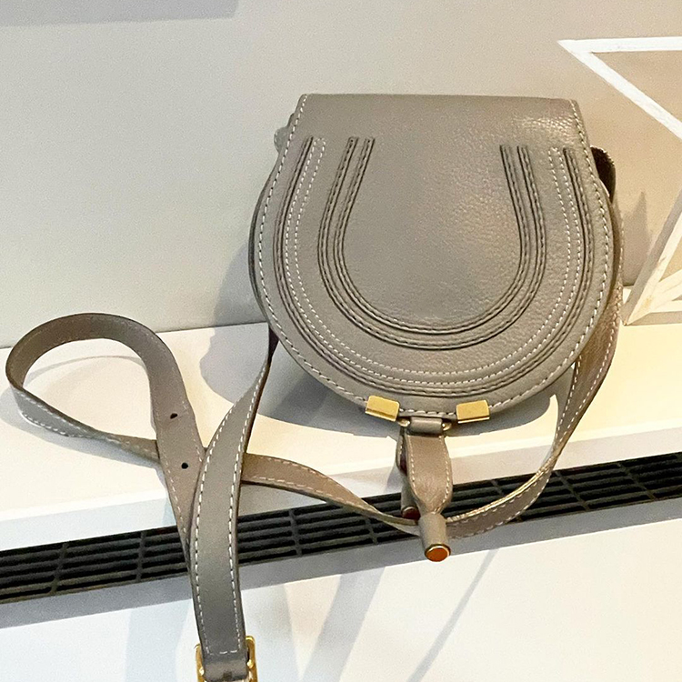 Weekend Plain hasp Mini Beach Bag Women's marcie small retro crossbody saddl envelope Clutch flap men wallets Designers bags famous handbag cowhide leather Luxurys
Weekend Plain hasp Mini Beach Bag Women's marcie small retro crossbody saddl envelope Clutch flap men wallets Designers bags famous handbag cowhide leather Luxurys