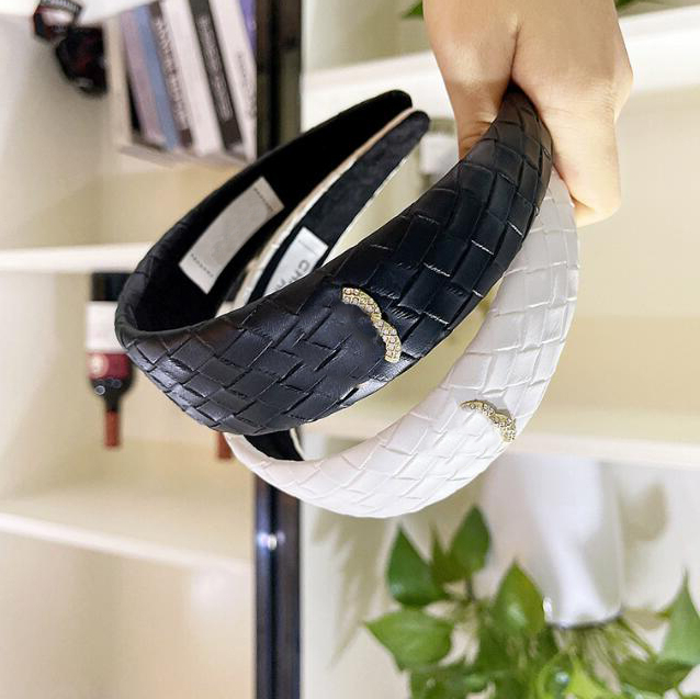 Fashion Women Designer Lether Headband Girls High Quality Lattice Grid Print Headband Wide Hair Bands Head Wear Head Scarf Hair Accessories
Fashion Women Designer Lether Headband Girls High Quality Lattice Grid Print Headband Wide Hair Bands Head Wear Head Scarf Hair Accessories