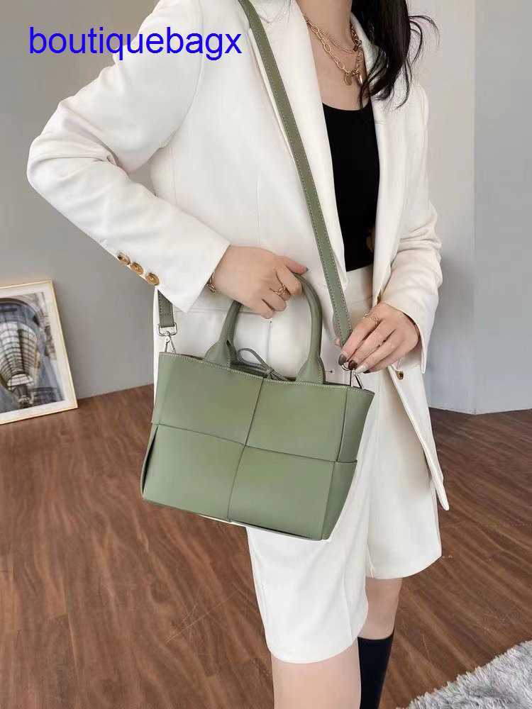 Luxury Bottegss Venetss Arco Evening Bags online store Handbag 2023 fashion new Tote early spring large capacity zipper inner sing With logo JR51, Small milkshake
Luxury Bottegss Venetss Arco Evening Bags online store Handbag 2023 fashion new Tote early spring large capacity zipper inner sing With logo JR51, Small milkshake