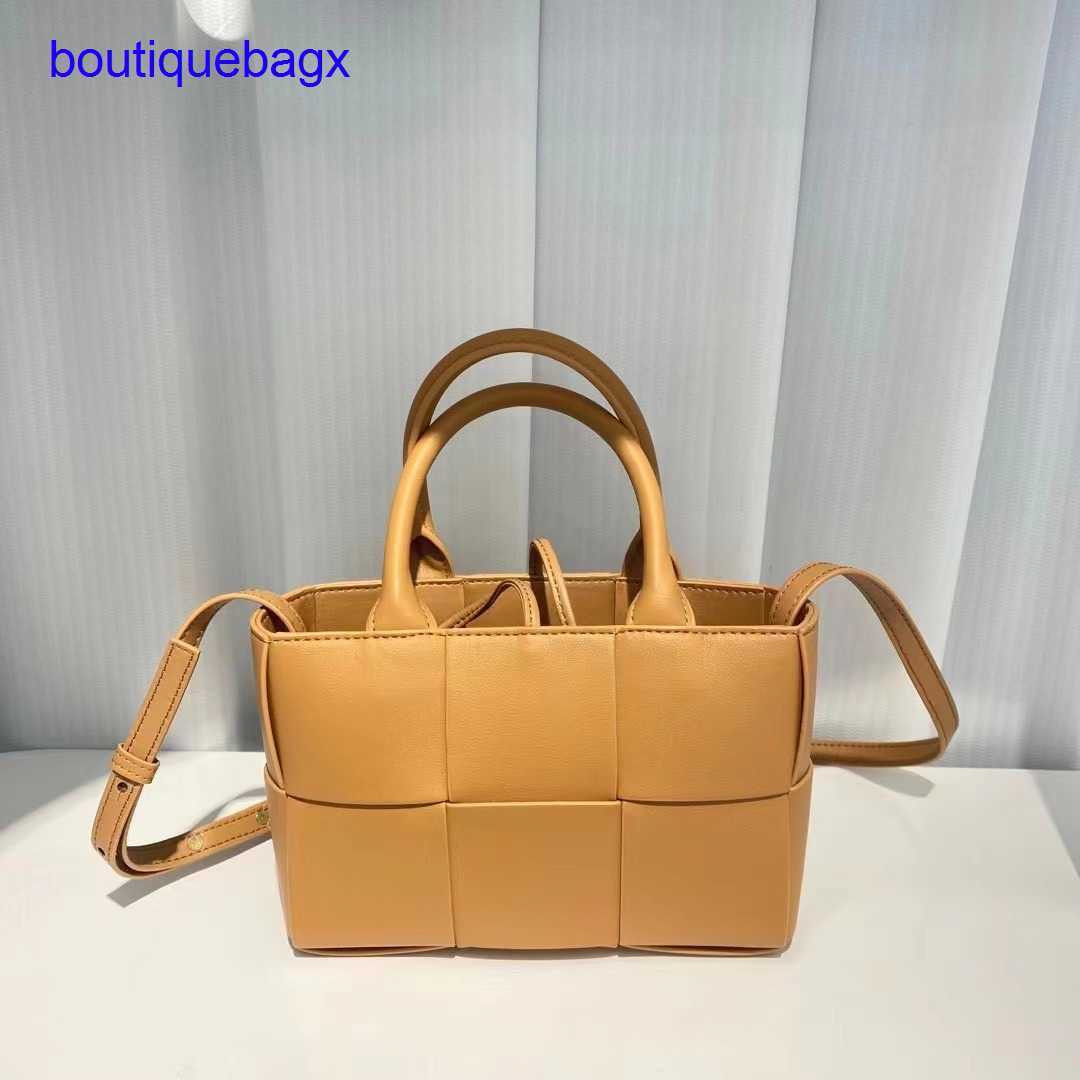 Luxury Bottegss Venetss Arco Evening Bags online store arco bag Spring tote 2023 mini leather new woven portable basket single sho With logo TUTF, Oat color
Luxury Bottegss Venetss Arco Evening Bags online store arco bag Spring tote 2023 mini leather new woven portable basket single sho With logo TUTF, Oat color