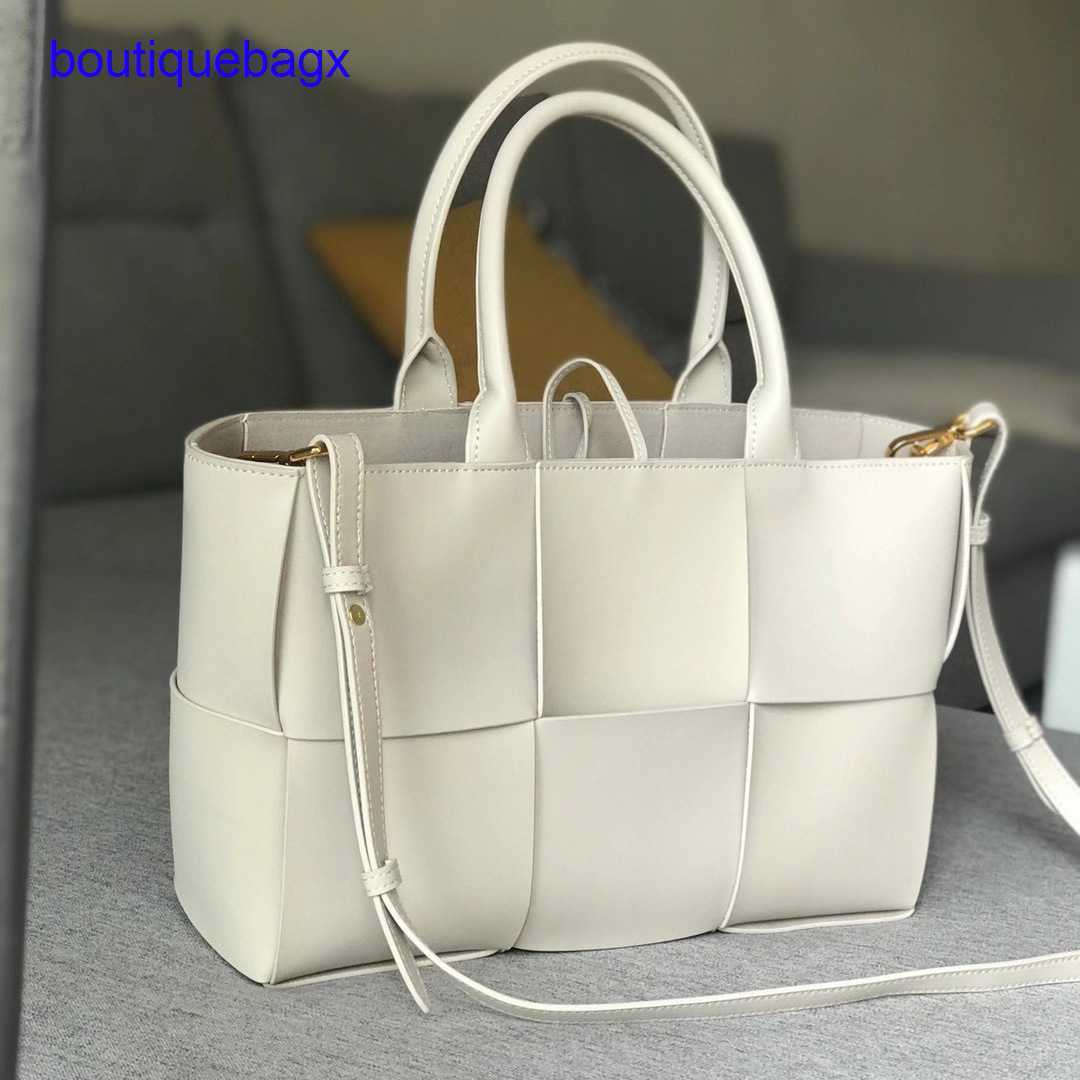 Luxury Bottegss Venetss Arco Evening Bags online store large 2023 fashion new leather simple women's bag hand woven tote shopping With logo 36U7, Black 32
Luxury Bottegss Venetss Arco Evening Bags online store large 2023 fashion new leather simple women's bag hand woven tote shopping With logo 36U7, Black 32