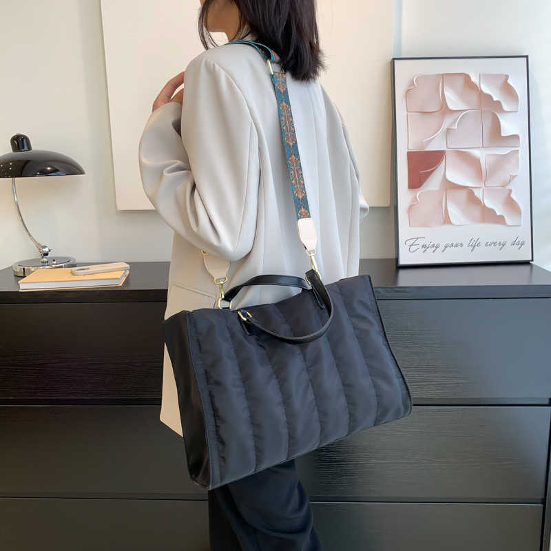 nxy Casual Style High Capacity Top Handle Bag for Women Winter Large Nylon Shopping Bag Female Travel Fabric Shoulder Bag 230308, Khaki
nxy Casual Style High Capacity Top Handle Bag for Women Winter Large Nylon Shopping Bag Female Travel Fabric Shoulder Bag 230308, Khaki