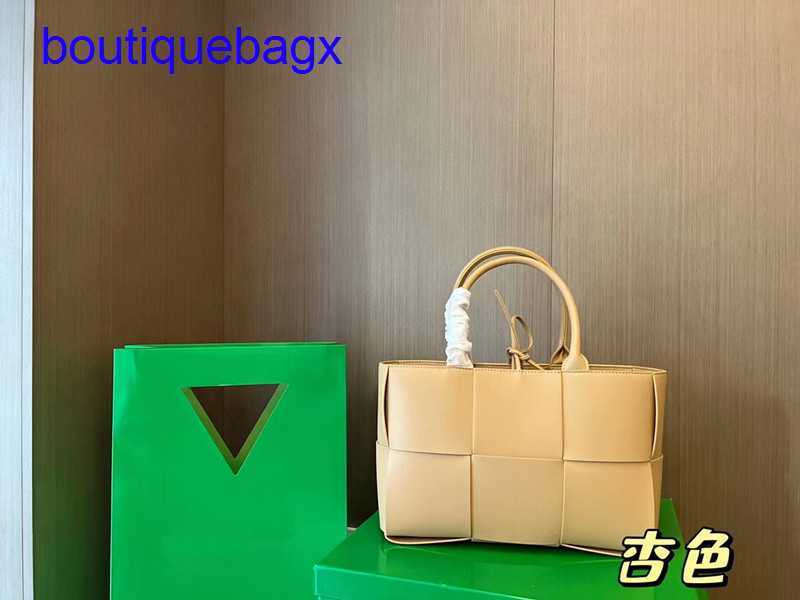 Original edition Luxury Bottegss Venetss Arco Evening Bags online store Bag handbag Tote Single-shoulder Women's DIVANI Woven Larg With logo W5WE, Black and white edge
Original edition Luxury Bottegss Venetss Arco Evening Bags online store Bag handbag Tote Single-shoulder Women's DIVANI Woven Larg With logo W5WE, Black and white edge
