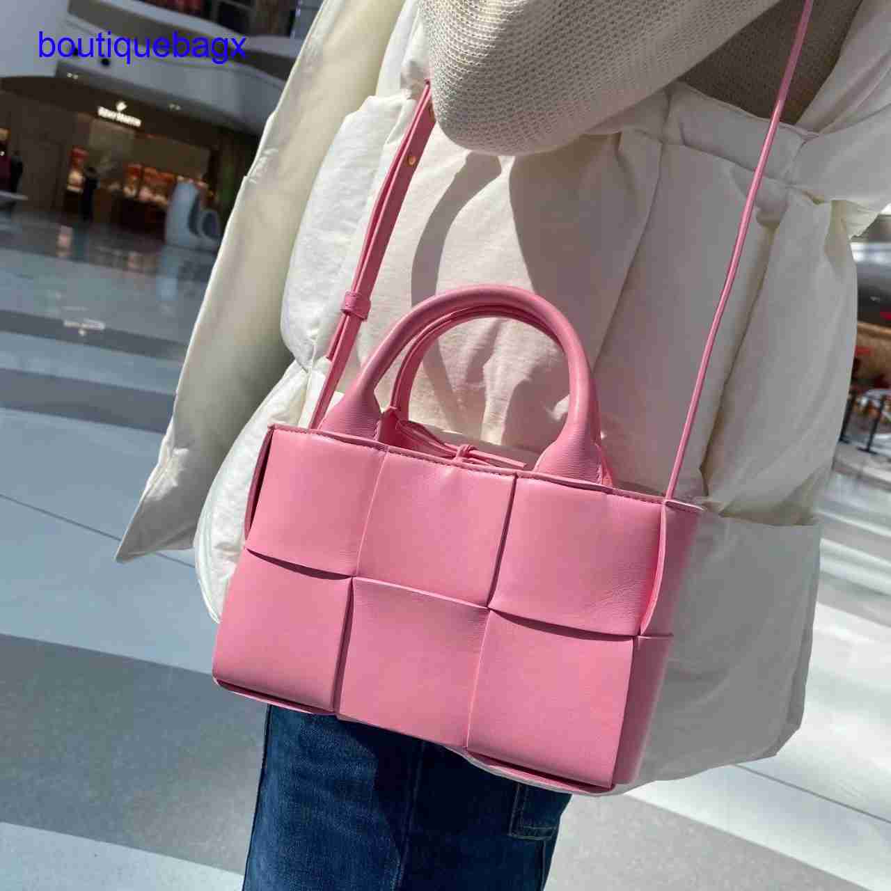 Original edition Luxury Bottegss Venetss Arco Evening Bags online store 2023 spring new candy arco tote bag mini leather woven one With logo SSI4, Fuchsia7
Original edition Luxury Bottegss Venetss Arco Evening Bags online store 2023 spring new candy arco tote bag mini leather woven one With logo SSI4, Fuchsia7