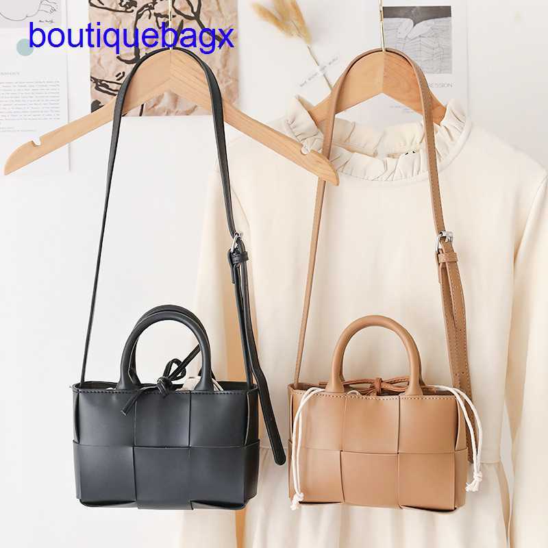 Luxury Bottegss Venetss Arco Evening Bags online store Korean fashion versatile small square bag soft leather portable women's for With logo 9WE4, Black6
Luxury Bottegss Venetss Arco Evening Bags online store Korean fashion versatile small square bag soft leather portable women's for With logo 9WE4, Black6