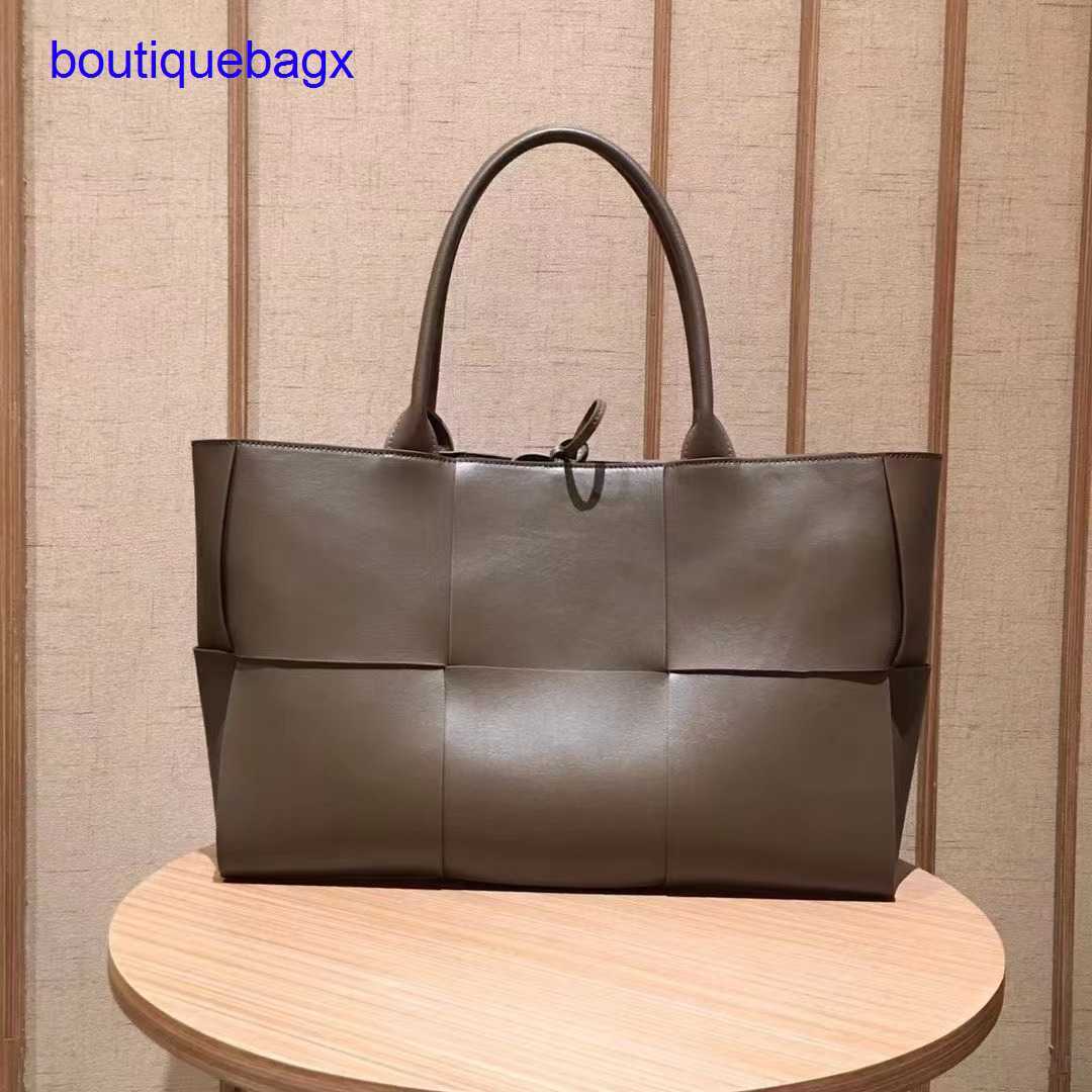 Luxury Bottegss Venetss Arco Evening Bags online store Song same New Autumn Hye Kyo and winter leather woven tote bag shopping Sin With logo V886, Sky blue
Luxury Bottegss Venetss Arco Evening Bags online store Song same New Autumn Hye Kyo and winter leather woven tote bag shopping Sin With logo V886, Sky blue