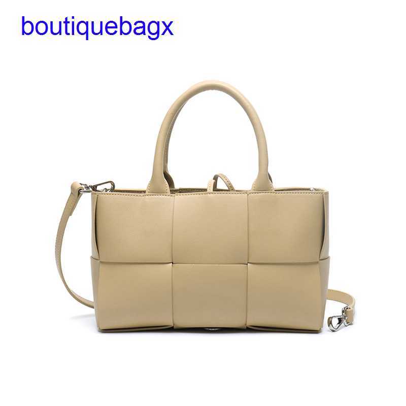 Luxury Bottegss Venetss Arco Evening Bags online store same winter New Song Hye Kyo Autumn and leather woven tote bag shopping Sin With logo BMRP, Sky blue
Luxury Bottegss Venetss Arco Evening Bags online store same winter New Song Hye Kyo Autumn and leather woven tote bag shopping Sin With logo BMRP, Sky blue