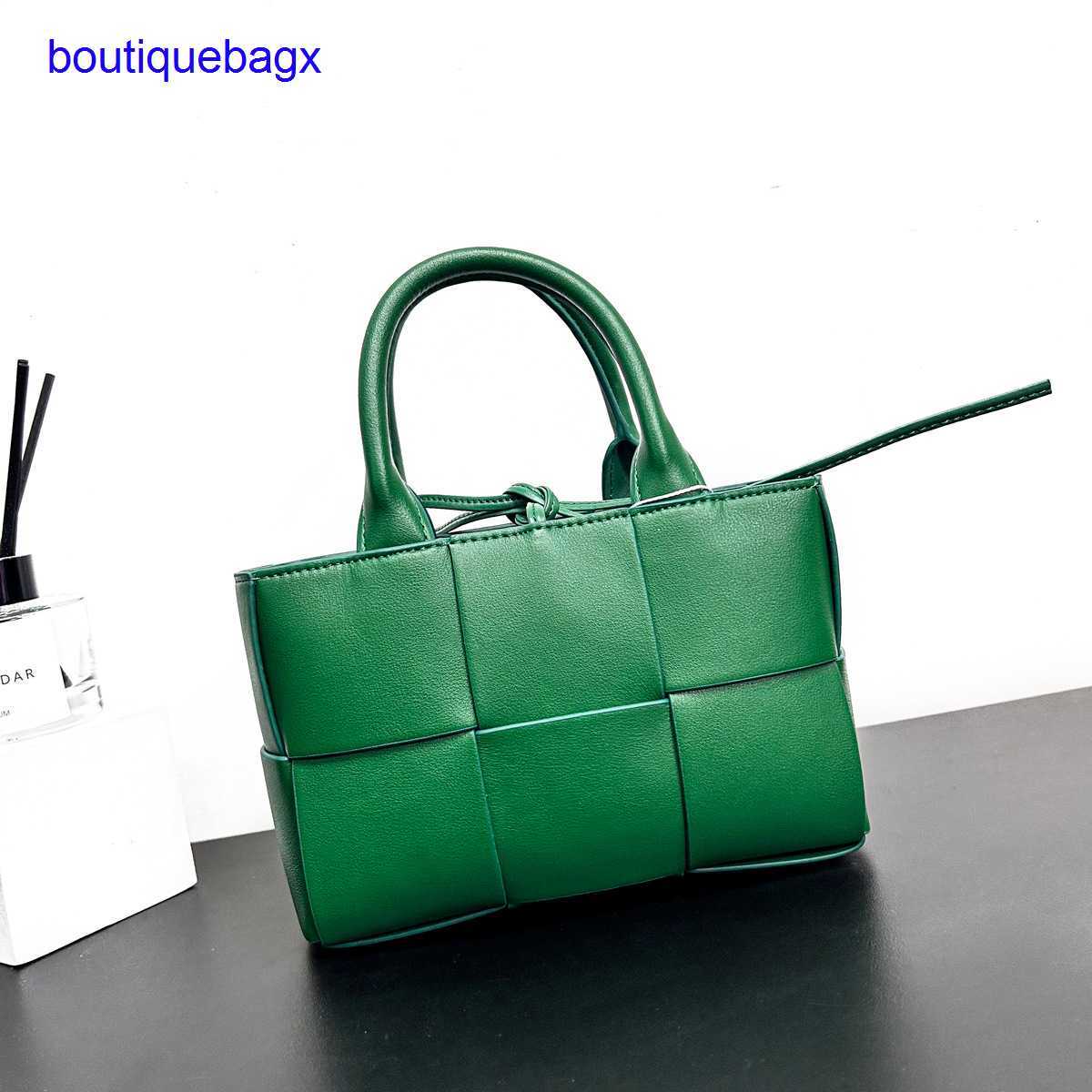 Luxury Bottegss Venetss Arco Evening Bags online store large 2023 texture new winter bag autumn and woven tote women's leather cap With logo UG57, Light brown cowhide-
Luxury Bottegss Venetss Arco Evening Bags online store large 2023 texture new winter bag autumn and woven tote women's leather cap With logo UG57, Light brown cowhide-