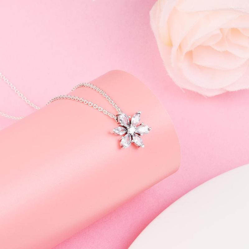 Chains 925 Sterling Silver Sparkling Herbarium Cluster Pendant Necklace Crystal Neck Chain For Women Fine Jewelry 45CM
Chains 925 Sterling Silver Sparkling Herbarium Cluster Pendant Necklace Crystal Neck Chain For Women Fine Jewelry 45CM