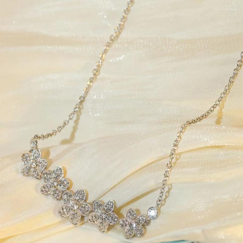 Pendant Necklaces Noble Fashion Vermiculite Flower -shaped Necklace Original High -quality Exquisite Women's Holiday Gift
Pendant Necklaces Noble Fashion Vermiculite Flower -shaped Necklace Original High -quality Exquisite Women's Holiday Gift