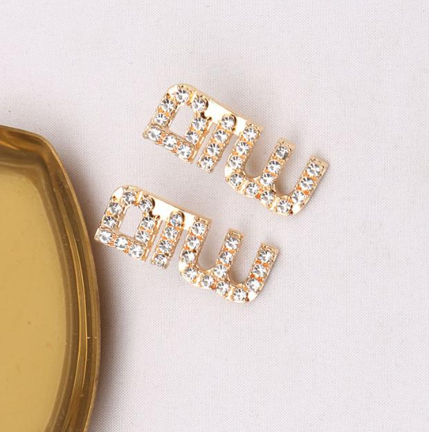 Gold Plated Luxury Double Letters Stud Clip Chain Geometric Famous Women 925 Silver Crystal Rhinestone Earring Wedding Party Jewerlry
Gold Plated Luxury Double Letters Stud Clip Chain Geometric Famous Women 925 Silver Crystal Rhinestone Earring Wedding Party Jewerlry