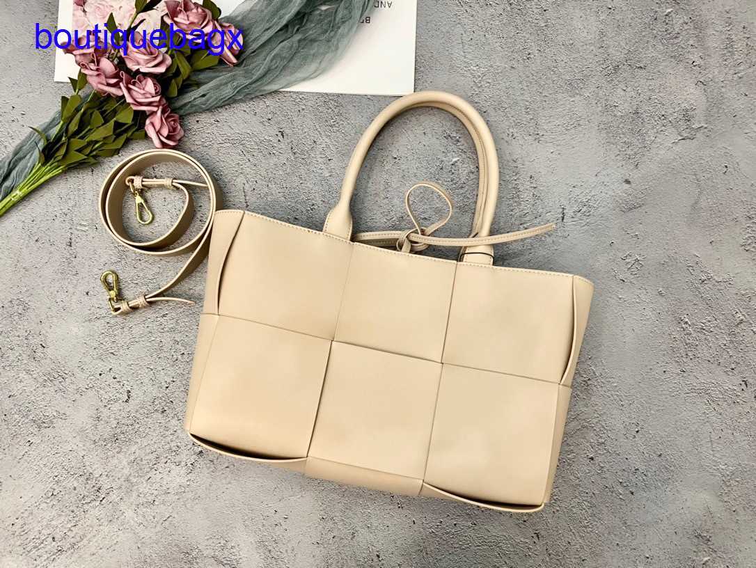 Original edition Luxury Bottegss Venetss Arco Evening Bags online store DIVANI Woven Tote Bag Single-shoulder Women's handbag Larg With logo 8L4P, Black and white edge
Original edition Luxury Bottegss Venetss Arco Evening Bags online store DIVANI Woven Tote Bag Single-shoulder Women's handbag Larg With logo 8L4P, Black and white edge