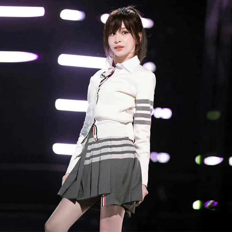Wang Xinling's Same Pure Wool Yarn-dyed High-end Tb Pleated Skirt A-line with Academic Style High Waist, Light gray
Wang Xinling's Same Pure Wool Yarn-dyed High-end Tb Pleated Skirt A-line with Academic Style High Waist, Light gray