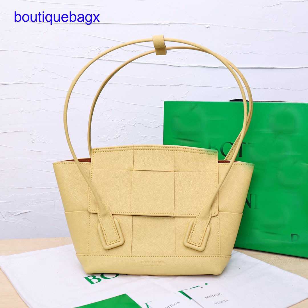 Original edition Luxury Bottegss Venetss Arco Evening Bags online store Soft New 2023 Brand Fashion Women's Leather Crossbody Cowh With logo J2MR, Dark brown
Original edition Luxury Bottegss Venetss Arco Evening Bags online store Soft New 2023 Brand Fashion Women's Leather Crossbody Cowh With logo J2MR, Dark brown