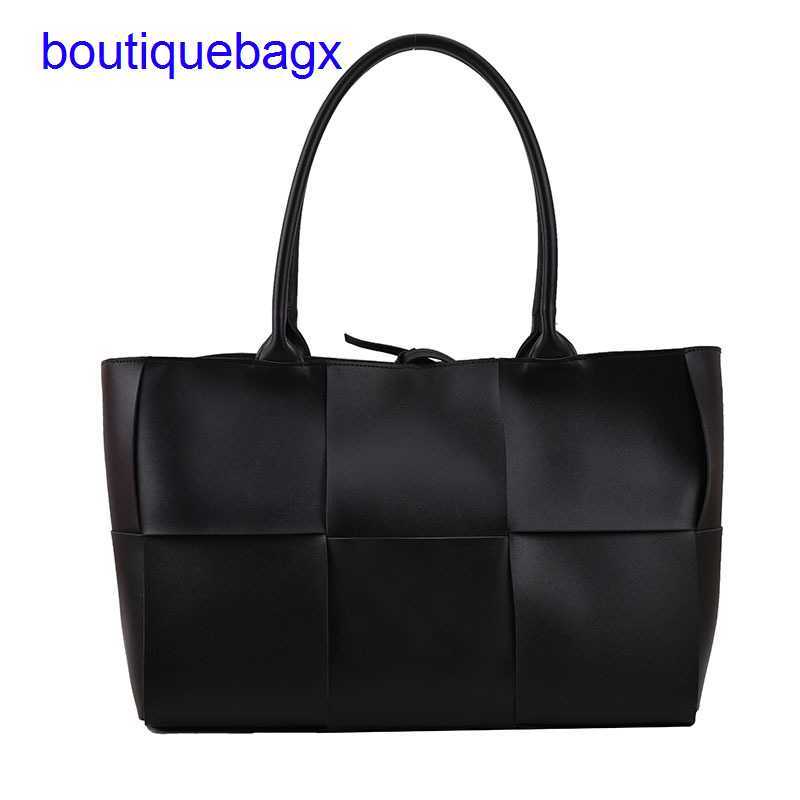 Luxury Bottegss Venetss Arco Evening Bags online store 2023 Simple Woven Women's Winter Handbags women New One Shoulder Large Capa With logo S9TJ, Black4
Luxury Bottegss Venetss Arco Evening Bags online store 2023 Simple Woven Women's Winter Handbags women New One Shoulder Large Capa With logo S9TJ, Black4