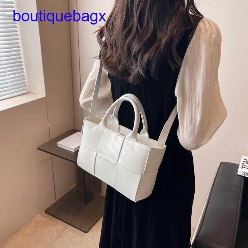 Luxury Bottegss Venetss Arco Evening Bags online store woven 2023 bag new tote mini with checkered large capacity fashionable and With logo S7QO, White8
Luxury Bottegss Venetss Arco Evening Bags online store woven 2023 bag new tote mini with checkered large capacity fashionable and With logo S7QO, White8