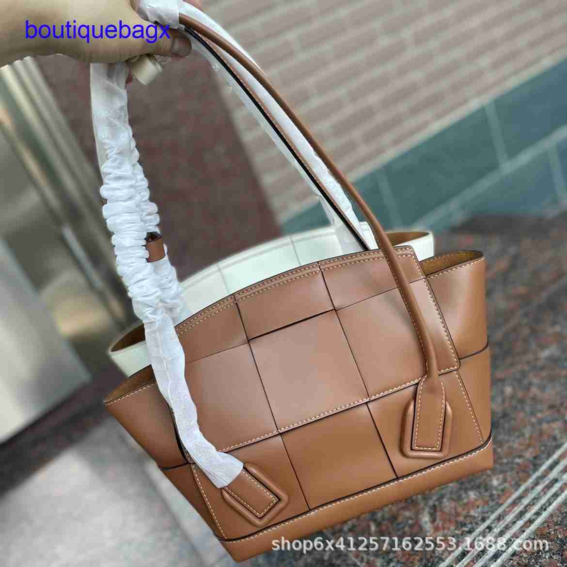 Original edition Luxury Bottegss Venetss Arco Evening Bags online store Cow Leather Handmade wing large woven women's bag arco33 c With logo 7T4M, Golden brown
Original edition Luxury Bottegss Venetss Arco Evening Bags online store Cow Leather Handmade wing large woven women's bag arco33 c With logo 7T4M, Golden brown