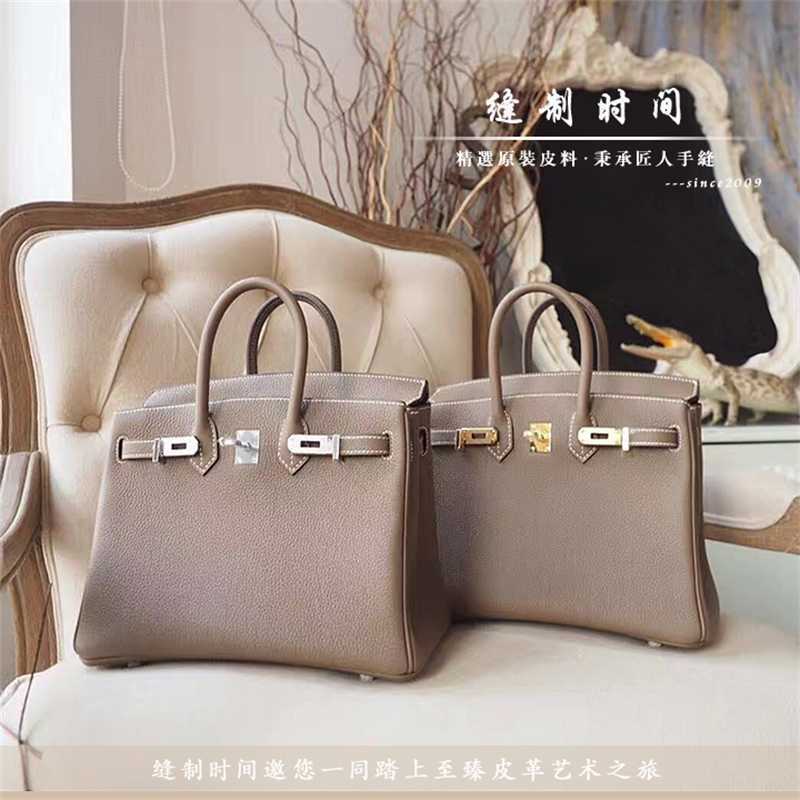 Luxury Bag Birkin Wax thread pure hand sewn 25/30 togo calfskin CC18 elephant grey Etoupe gold buckle and silver buckle with logo, Birkin25
Luxury Bag Birkin Wax thread pure hand sewn 25/30 togo calfskin CC18 elephant grey Etoupe gold buckle and silver buckle with logo, Birkin25