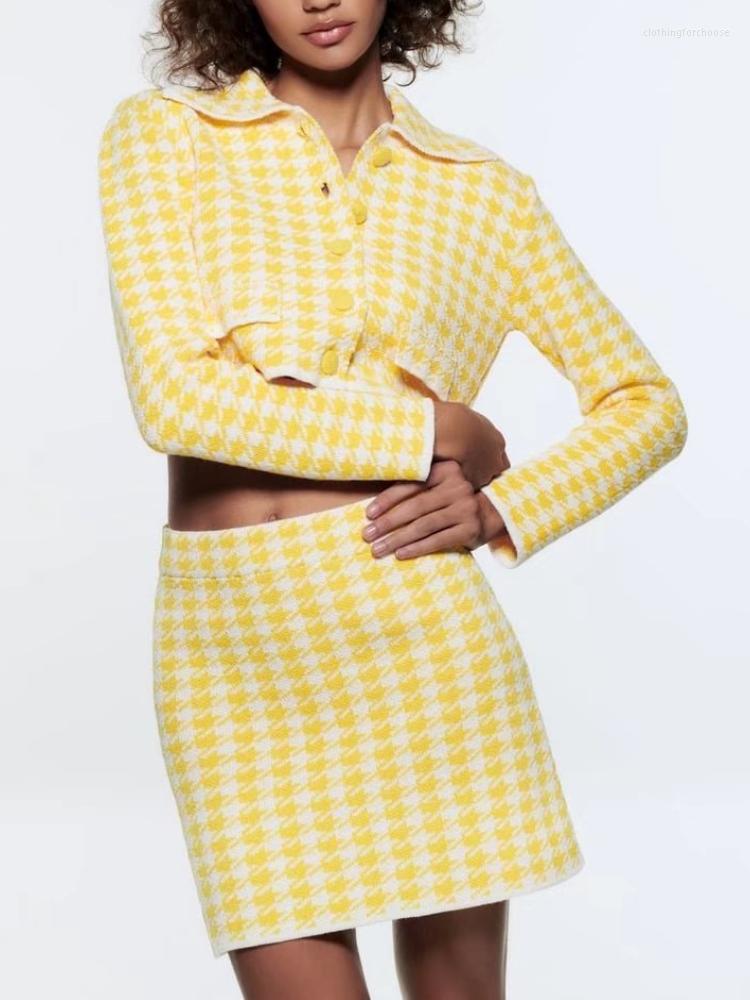 Work Dresses XEASY 2023 Spring Women Knitted Plaid Two Pieces Sets Casual Top Mini Skirts Fashion Elegant Female 2pcs Set Slim Chic
Work Dresses XEASY 2023 Spring Women Knitted Plaid Two Pieces Sets Casual Top Mini Skirts Fashion Elegant Female 2pcs Set Slim Chic