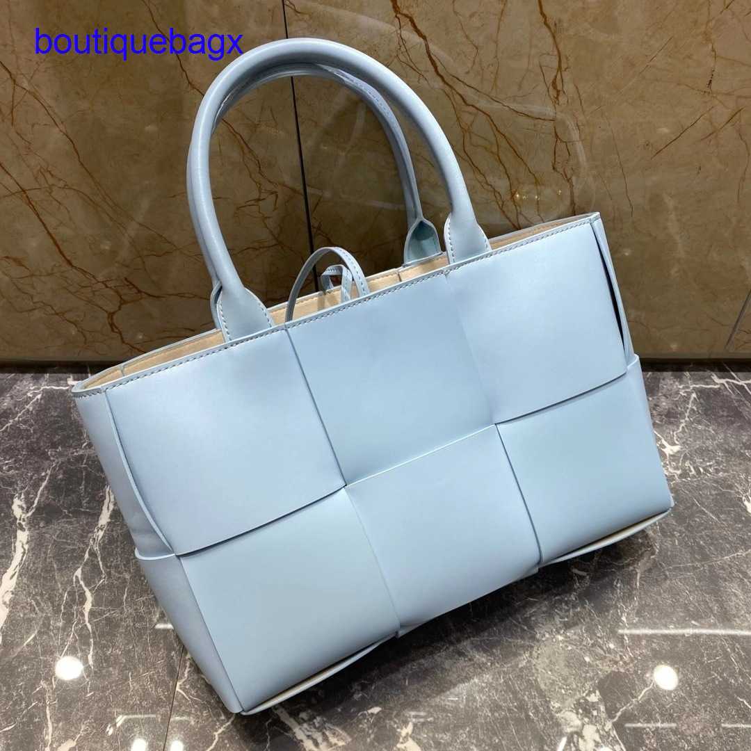 Luxury Bottegss Venetss Arco Evening Bags online store new Autumn and winter hand woven bag 2023 high-capacity tote leather textur With logo ROHV, Green6
Luxury Bottegss Venetss Arco Evening Bags online store new Autumn and winter hand woven bag 2023 high-capacity tote leather textur With logo ROHV, Green6