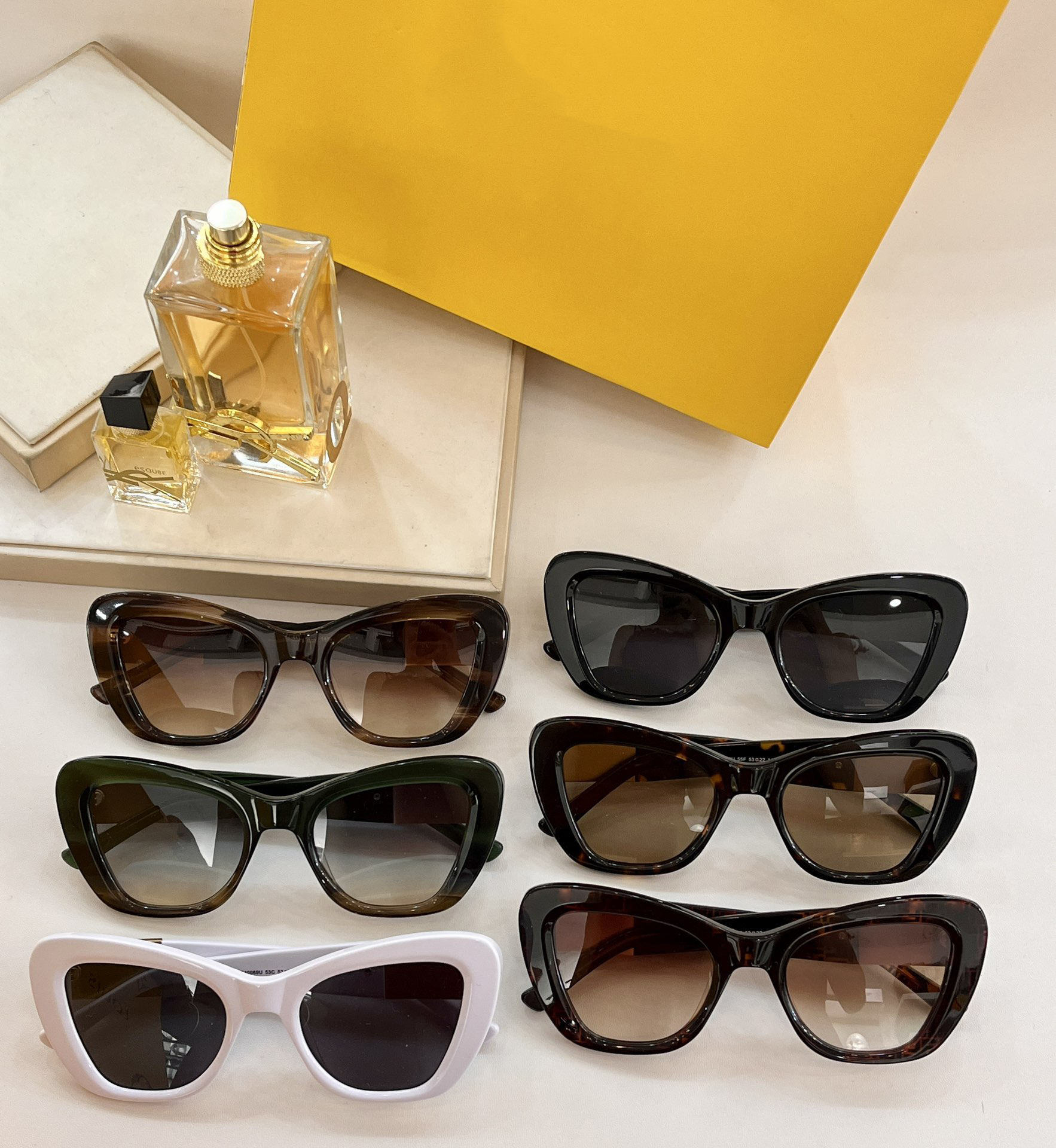 Men Sunglasses For Women Latest Selling Fashion Sun Glasses Mens Sunglass Gafas De Sol Glass UV400 Lens With Random Matching Box 40069
Men Sunglasses For Women Latest Selling Fashion Sun Glasses Mens Sunglass Gafas De Sol Glass UV400 Lens With Random Matching Box 40069