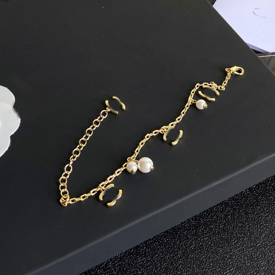 Designer C-Letter Bracelets Chains Classic Never Fade Women Bangle 18K Gold Plated Brass Copper Imitation Pearl Lovers Gift Wristband Cuff Chain Designer Jewelry
Designer C-Letter Bracelets Chains Classic Never Fade Women Bangle 18K Gold Plated Brass Copper Imitation Pearl Lovers Gift Wristband Cuff Chain Designer Jewelry