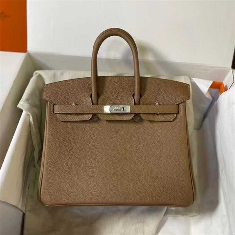 Luxury Bag Birkin Handmade wax thread sewing 25cm chestnut lychee grain togo leather silver buckle high-end portable women's with logo
Luxury Bag Birkin Handmade wax thread sewing 25cm chestnut lychee grain togo leather silver buckle high-end portable women's with logo
