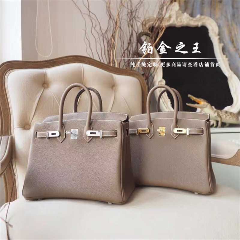 Luxury Bag Birkin Director's pure manual 25/30 bags of togo calfskin 81 Elephant grey Etoupe gold and silver buckle with logo, Please note separate colors
Luxury Bag Birkin Director's pure manual 25/30 bags of togo calfskin 81 Elephant grey Etoupe gold and silver buckle with logo, Please note separate colors