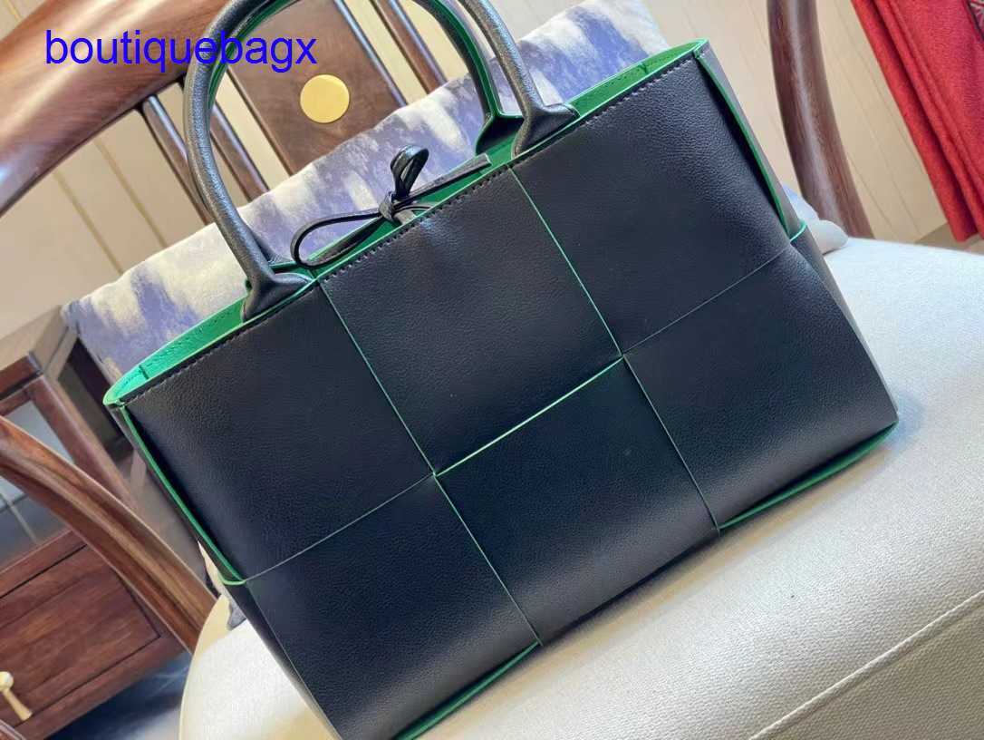 Original edition Luxury Bottegss Venetss Arco Evening Bags online store Bag Woven Tote Single-shoulder Women's handbag DIVANI Larg With logo LM5W, Black and white edge
Original edition Luxury Bottegss Venetss Arco Evening Bags online store Bag Woven Tote Single-shoulder Women's handbag DIVANI Larg With logo LM5W, Black and white edge