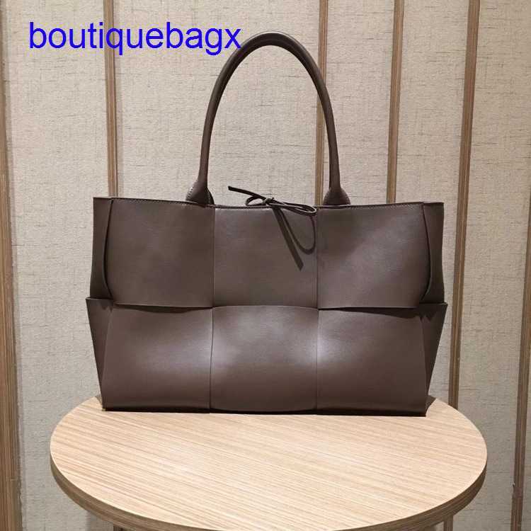 Luxury Bottegss Venetss Arco Evening Bags online store bag 2023 large autumn and winter new woven tote women's cowhide simple vers With logo YS0S, Light apricot trumpet
Luxury Bottegss Venetss Arco Evening Bags online store bag 2023 large autumn and winter new woven tote women's cowhide simple vers With logo YS0S, Light apricot trumpet