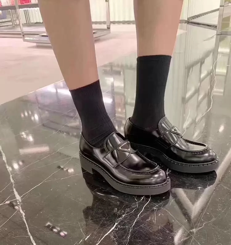 Women Dress Shoes Top High Quality White Red Casual Sneakers Platform Bottoms Outdoor Fashion Ladies Trainers
Women Dress Shoes Top High Quality White Red Casual Sneakers Platform Bottoms Outdoor Fashion Ladies Trainers