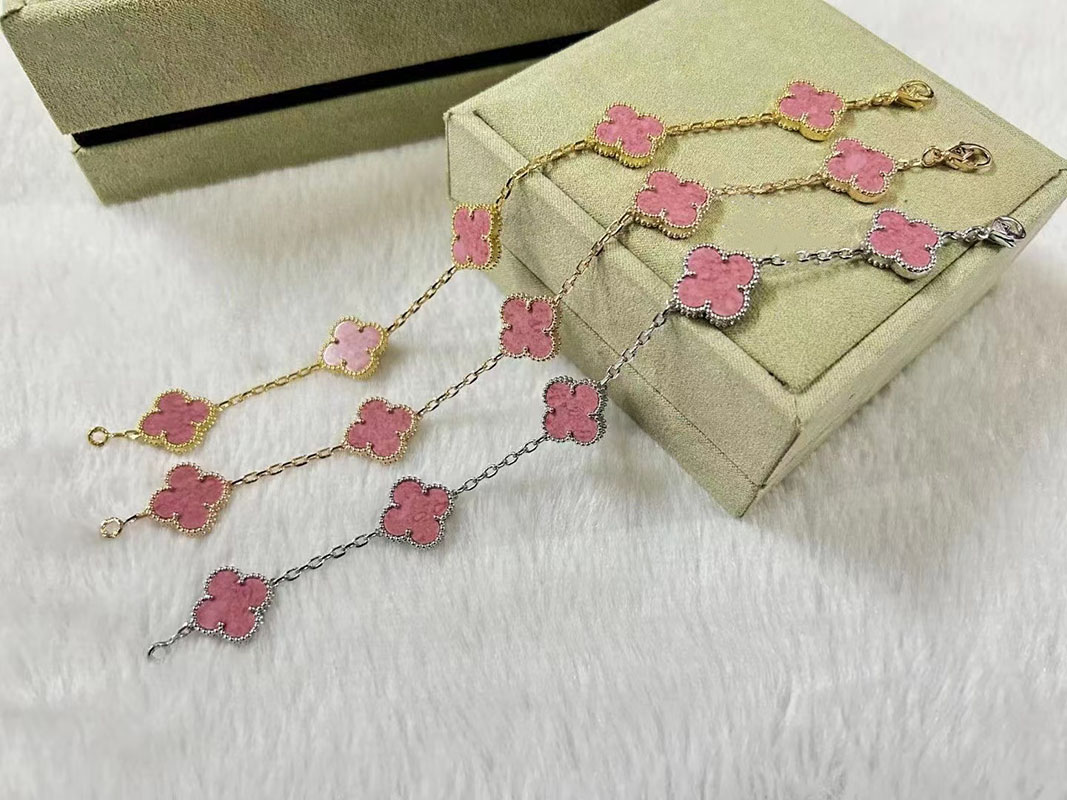 Luxury V Brand Clover Designer Charm Bracelet Rose Pink Stone Sweet Flower 15mm Leaf Love Bracelets Party Jewelry Gift
Luxury V Brand Clover Designer Charm Bracelet Rose Pink Stone Sweet Flower 15mm Leaf Love Bracelets Party Jewelry Gift
