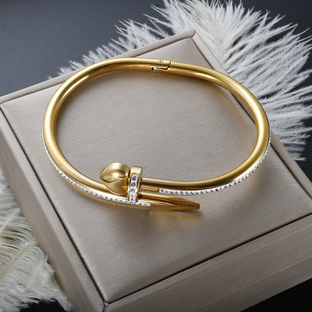 Bangle Trend Stainless Steel Spiked Bracelets Luxury Brand Stylish Screws Love Heart Crystal Bangles for Women Men Decoration Jewelry 230313
Bangle Trend Stainless Steel Spiked Bracelets Luxury Brand Stylish Screws Love Heart Crystal Bangles for Women Men Decoration Jewelry 230313