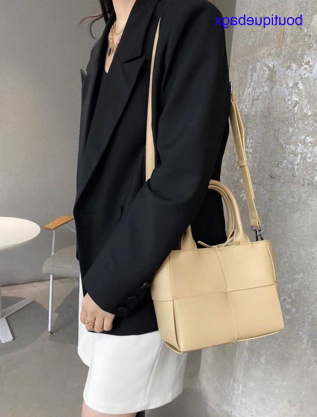 Luxury Bottegss Venetss Arco Evening Bags online store new autumn and winter 2023 large bag woven tote women's cowhide simple vers With logo J1SJ, Light apricot trumpet
Luxury Bottegss Venetss Arco Evening Bags online store new autumn and winter 2023 large bag woven tote women's cowhide simple vers With logo J1SJ, Light apricot trumpet