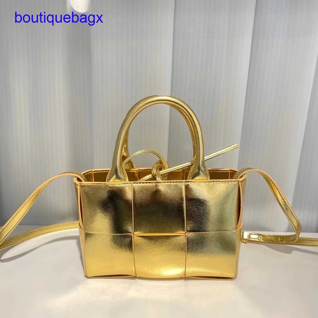 Luxury Bottegss Venetss Arco Evening Bags online store bag vegetable tote 2023 large capacity new woven basket color contrast leat With logo 5OAI, Black and green
Luxury Bottegss Venetss Arco Evening Bags online store bag vegetable tote 2023 large capacity new woven basket color contrast leat With logo 5OAI, Black and green
