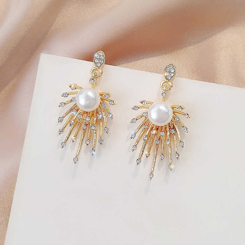 Dangle Chandelier Design-sensing Metal Quicksume Pearl Fireworks Earrings Female Famous Net Red Earrings 2021 New Short Earrings G230313
Dangle Chandelier Design-sensing Metal Quicksume Pearl Fireworks Earrings Female Famous Net Red Earrings 2021 New Short Earrings G230313
