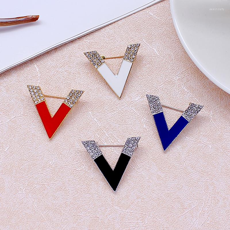 Brooches Fashion Letter V Brooch Pin Red Blue White Black Shape Rhinestone Enamel Pins Badge For Women Jewelry Accessories
Brooches Fashion Letter V Brooch Pin Red Blue White Black Shape Rhinestone Enamel Pins Badge For Women Jewelry Accessories