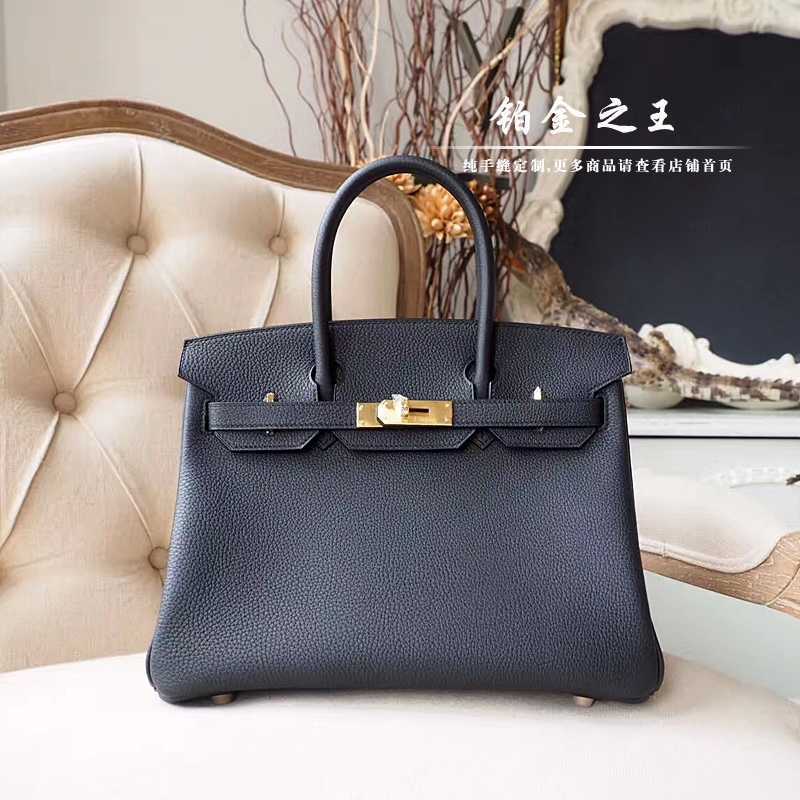 Luxury Bag Birkin Director's wax thread pure hand sewing 30 togo leather NIOR black portable women's gold and silver buckle with logo, 30cm gold buckle
Luxury Bag Birkin Director's wax thread pure hand sewing 30 togo leather NIOR black portable women's gold and silver buckle with logo, 30cm gold buckle
