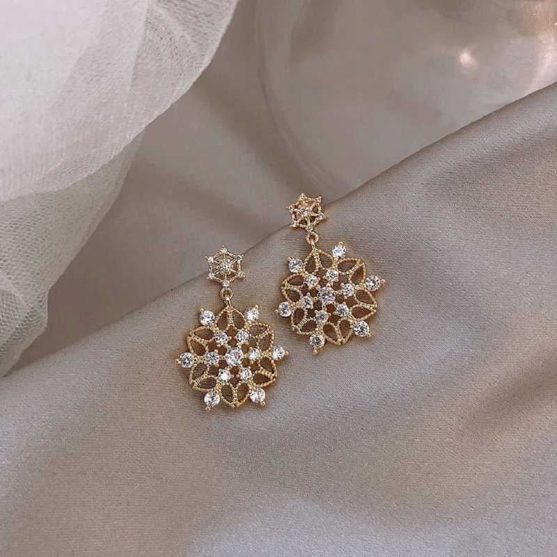 Dangle Chandelier Needle Korean Simple Diamond Cut Out Flower Earnails Women Personality Retro Earrings Temperament Versatile Earrings G230313
Dangle Chandelier Needle Korean Simple Diamond Cut Out Flower Earnails Women Personality Retro Earrings Temperament Versatile Earrings G230313